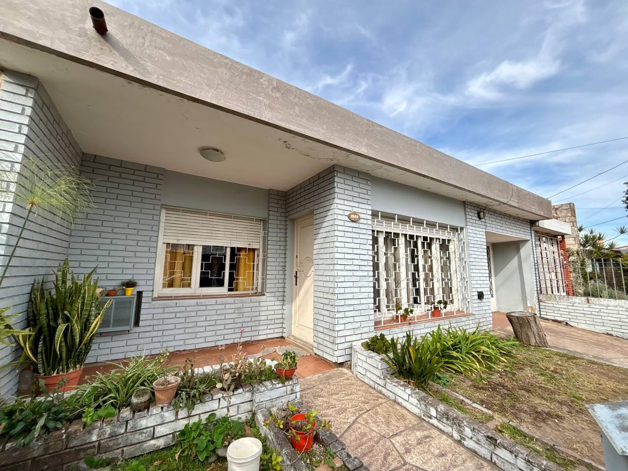 Casa 3 dorm. cochera y patio en Ayacucho - VENTA