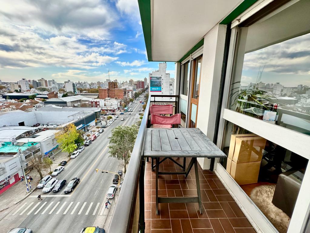 Excelente dos ambientes con balcón corrido a la calle y hermosa vista a la ciudad