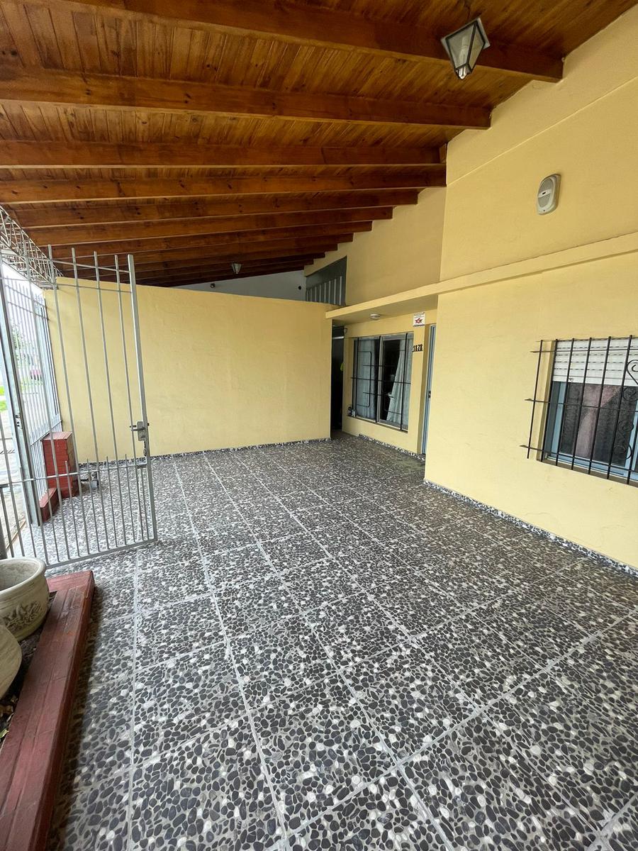 Casa venta o permuta, Los Hornos, 2 dormitorios, 2 baños, garage, parque, quincho c/parrilla