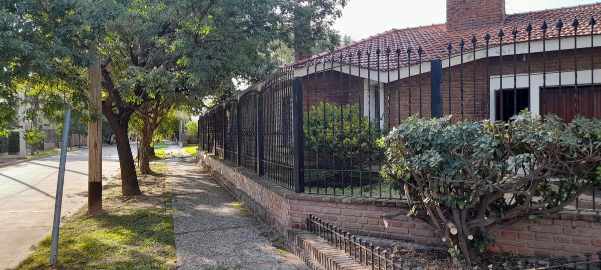 Casa en  venta tres dormitorios, Arguello Zona norte