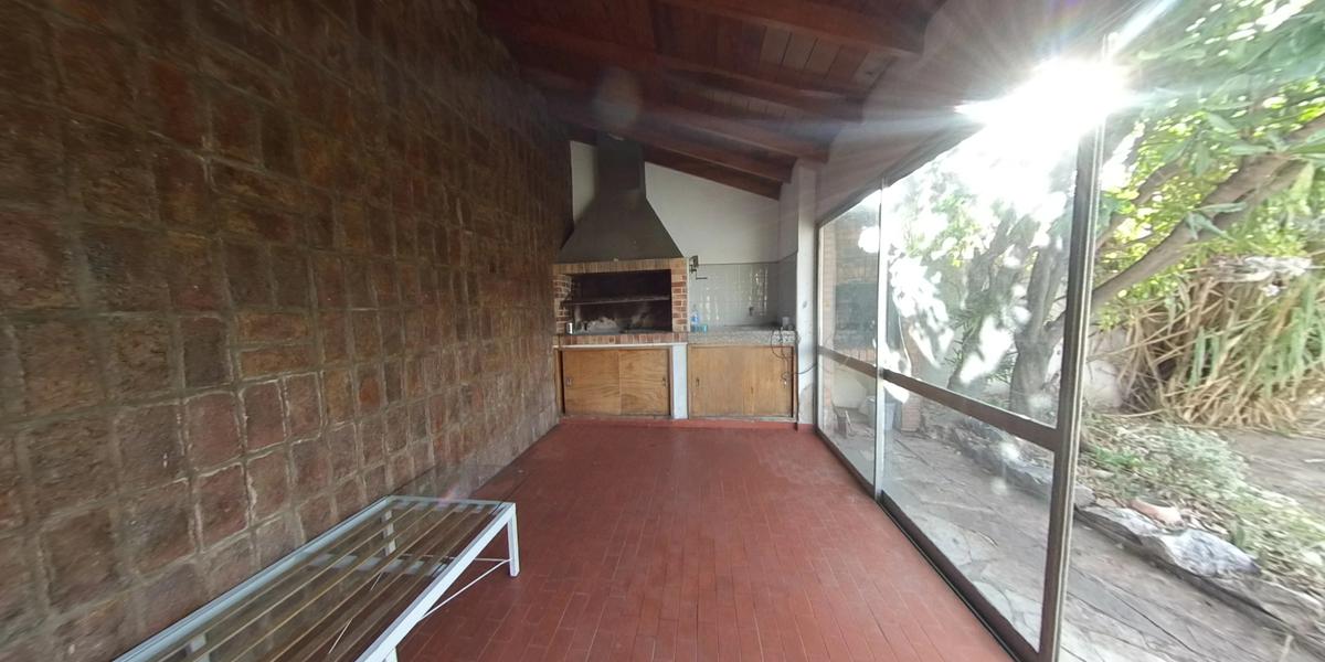 IMPECABLE CHALET EN 2 PLANTAS DE 4 DORM, 2 BAÑOS, PILETA DE NATACION Y QUINCHO