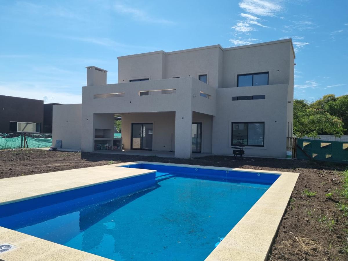 Venta casa 4 amb con escritorio y piscina. San Matías. Escobar