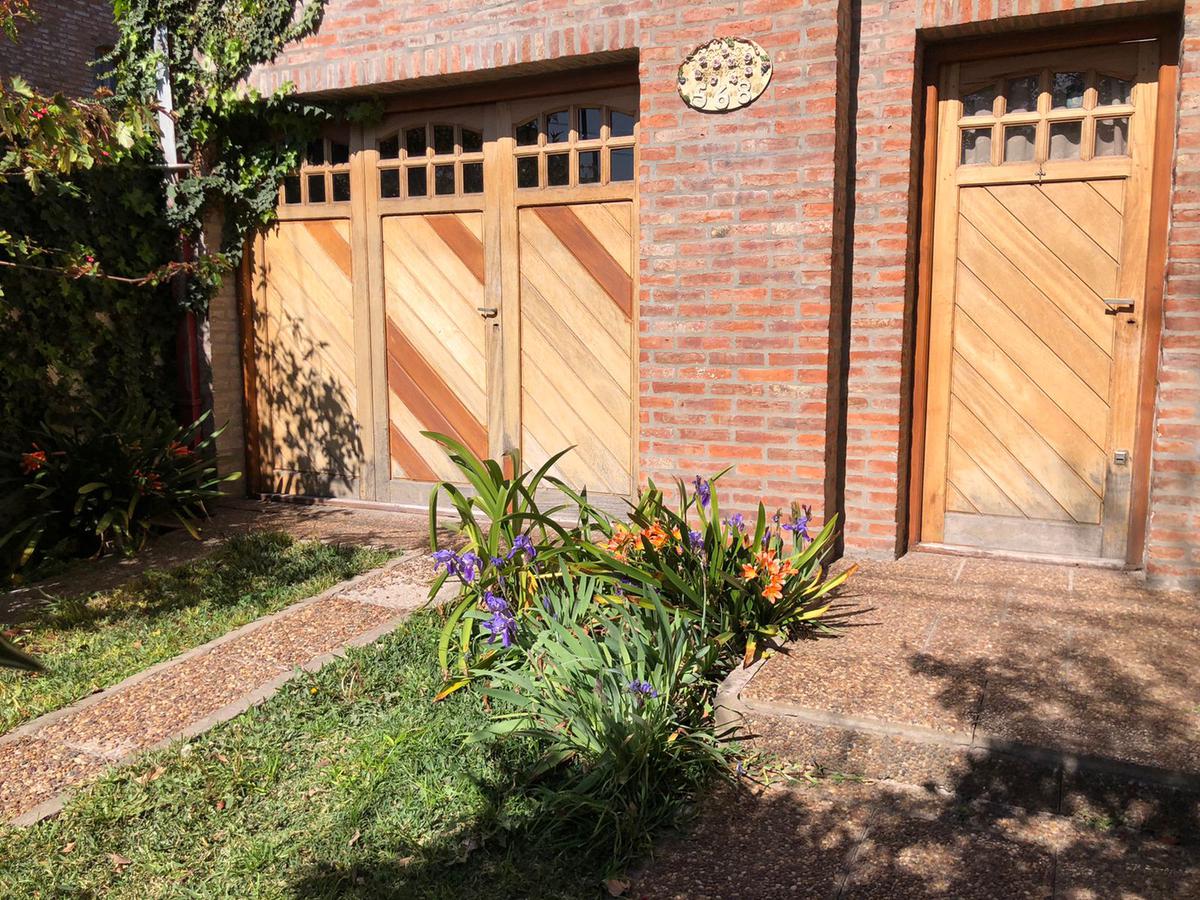 VENTA CASA 5 AMBIENTES C/ 2 COCHERAS QUILMES RESIDENCIAL