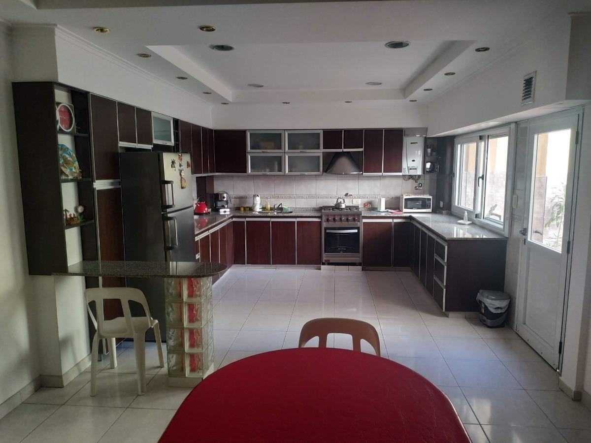 Casa en venta - 4 dormitorios 3 baños patio terraza  - 265mts2 - Pompeya