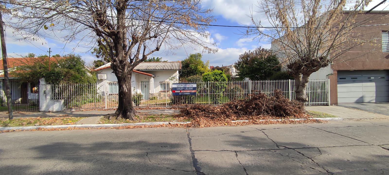 Terreno con 20 Mts de frente con casa  reciclar