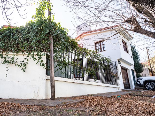 VENTA Casa 4 Dormitorios en B° Tres Cerritos con Pileta y Asador