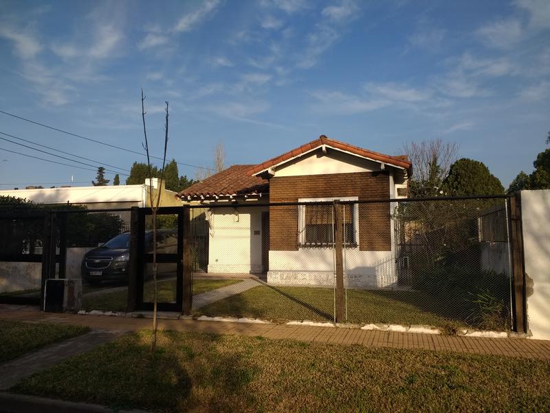 CHALET SOBRE EXCELENTE LOTE  DE 590 M2 IDEAL PARA EMPRENDIMIENTO COMERCIAL - ADROGUE