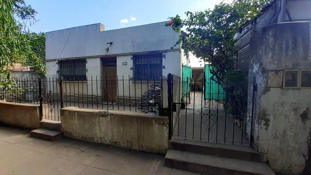 ¡¡OPORTUNIDAD!! 2 Casas a la venta a Reciclar sobre un terreno de 233 m2 Zona Céntrica - Cañuelas