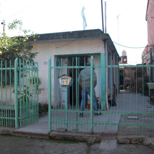 CASA EN LOTE PROPIO DE 2 AMBIENTES Y DEPTO MONOAMBIENTE