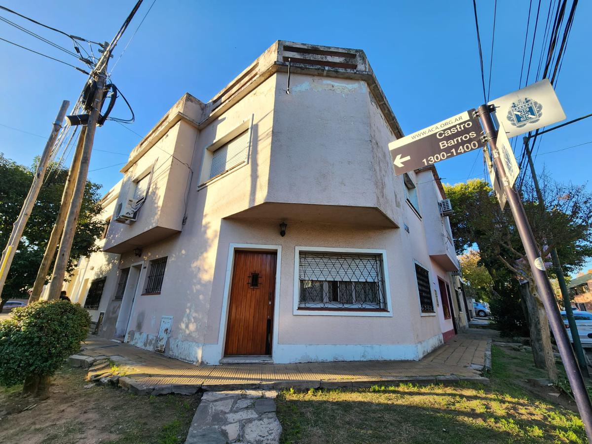 CASA (EN PH) DE 4 AMBIENTES CON PATIO Y TERRAZA EN VENTA. MARTINEZ