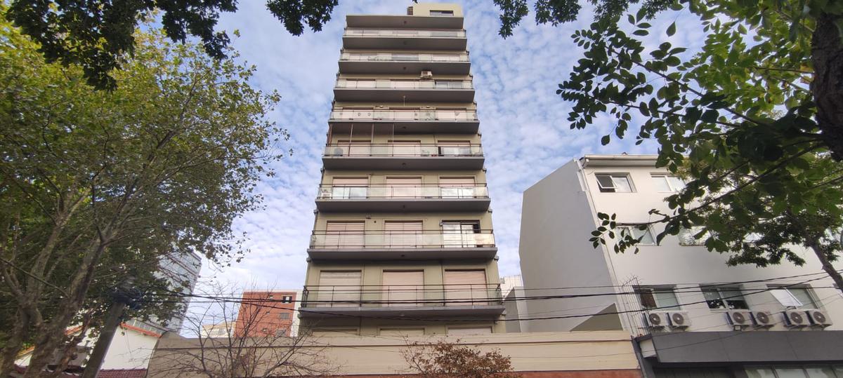 Vende departamento 4 ambientes con balcón y terraza propia