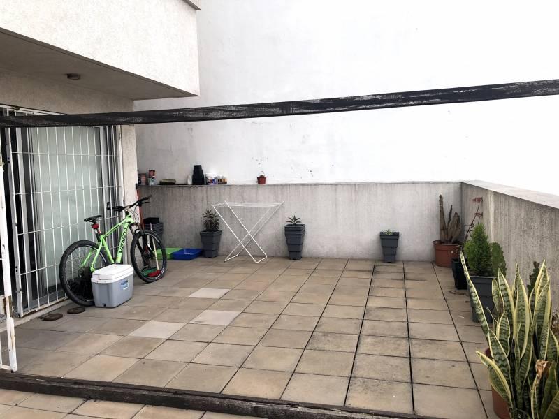 DEPARTAMENTO 2 AMBIENTES EN VENTA EN CASTELAR CENTRO - INMEJORABLE UBICACION - TERRAZA PROPIA