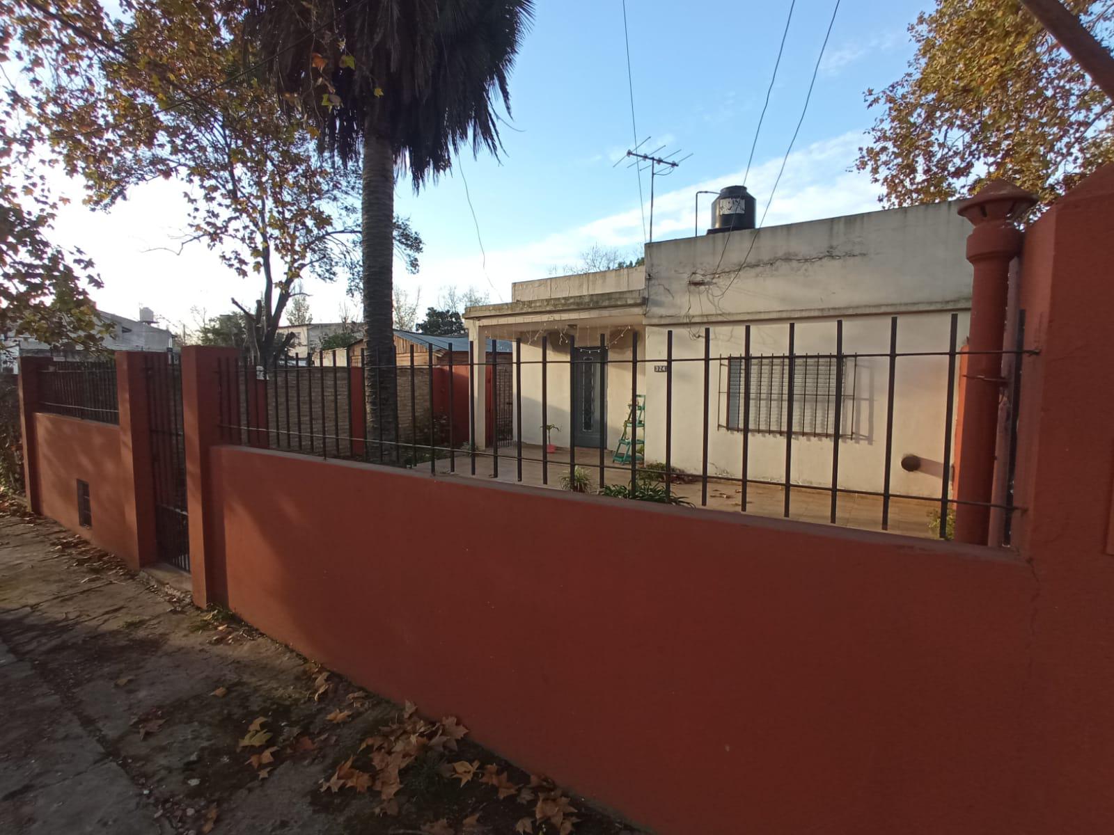 Vende Casa en Claypole a mts de 2 de Abril