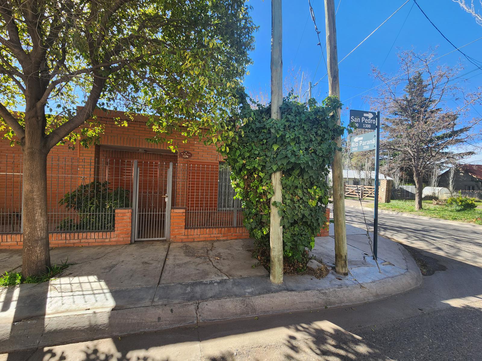 Venta Casa 3 Dormitorios en esquina - Rio Paraná al 291 - Neuquén