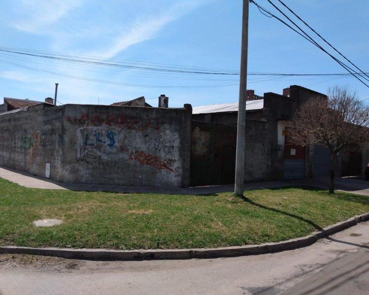 Galpon con pequeña vivienda. A Reciclar. Permuta.