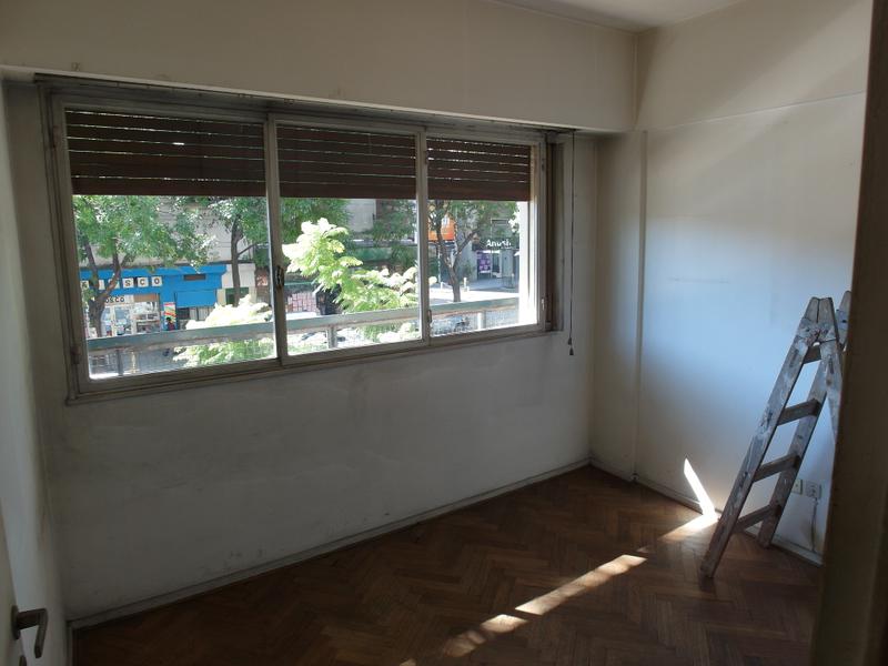 OPORTUNIDAD - Departamento 5 ambientes, balcón y 2 patios. Avenida Belgrano - Balvanera