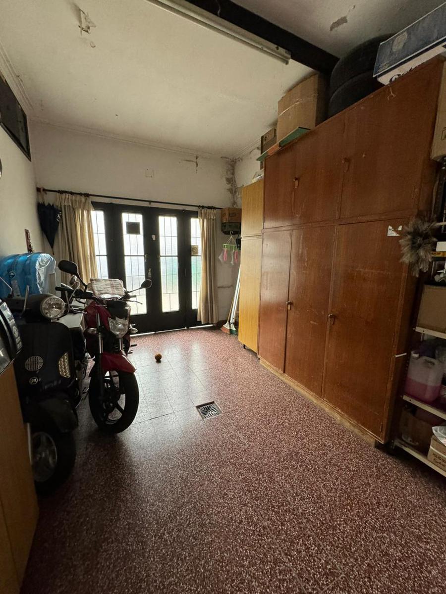 Casa en  Venta de tres dormitorios con patio y cochera