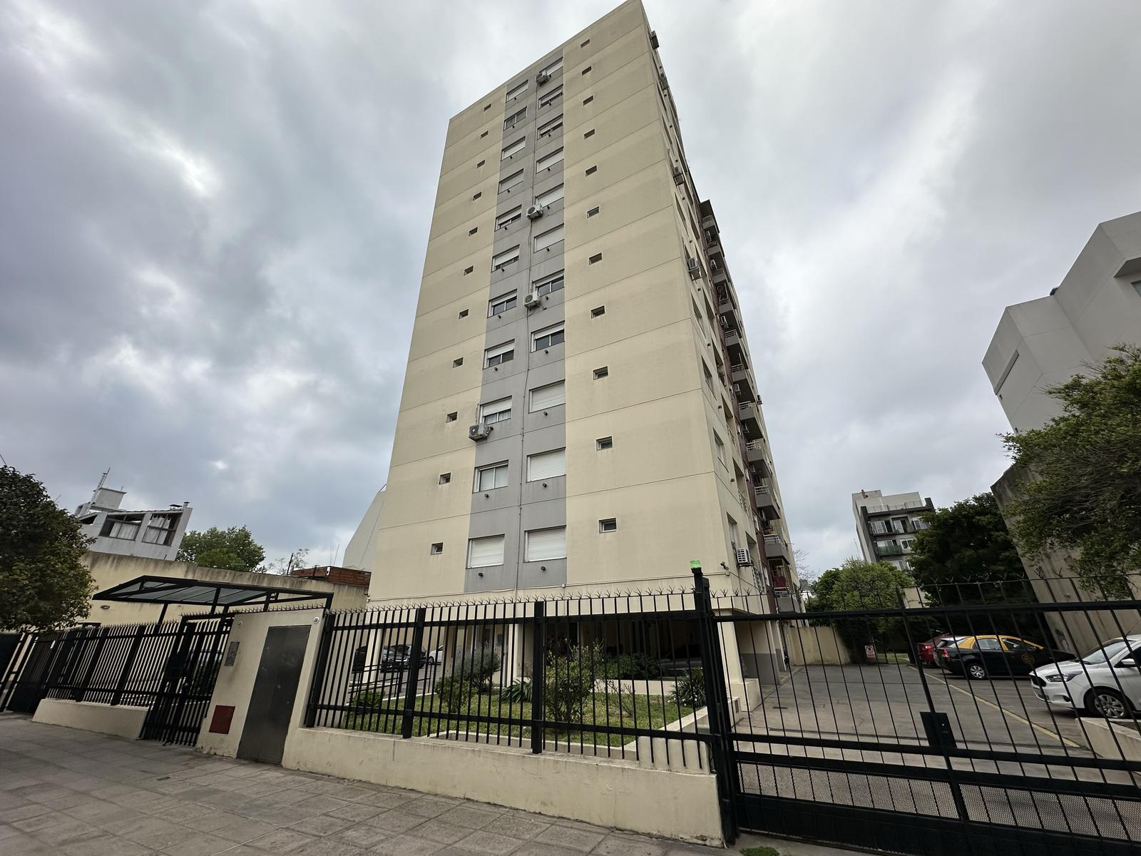 Departamento de 3 ambientes con balcón en alquiler en Liniers