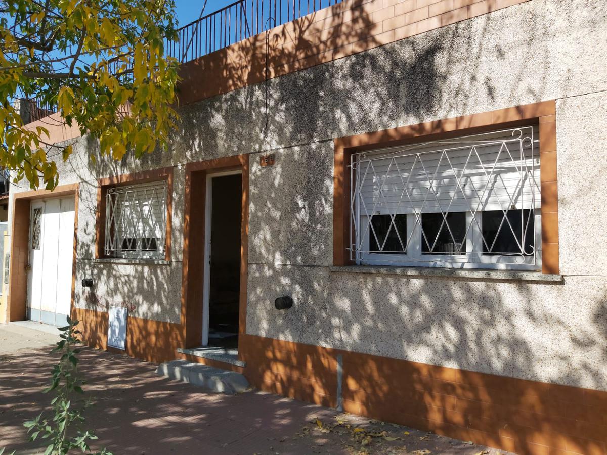 Casa en venta en Junin, tres dormitorios, patio y garage.