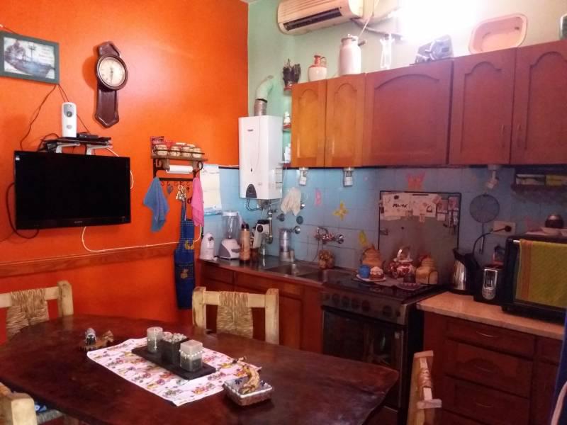 CASA AL FRENTE EN 2 PLANTAS CON GARAGEY FONDO EN LANUS