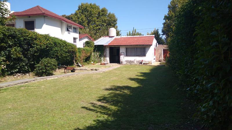 Casa de 2 dormitorios sobre gran lote. - Banfield Este