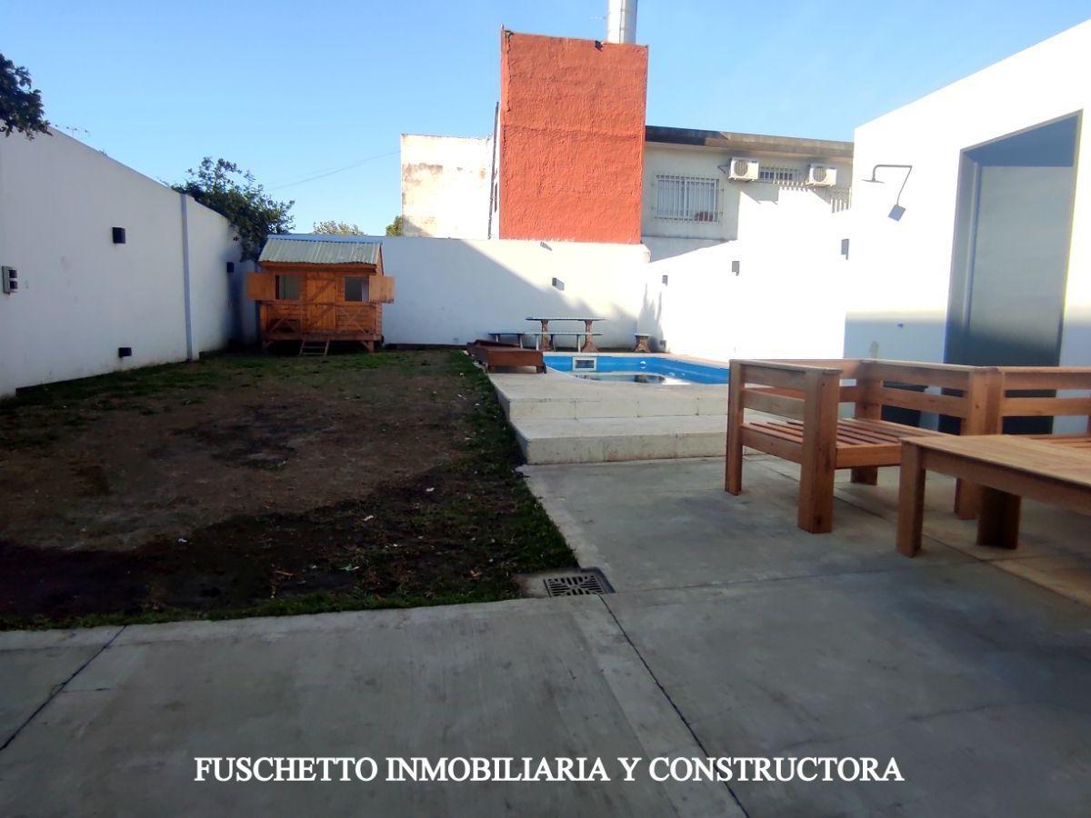 Venta de Casa de 5 ambientes con parque y pileta La Tablada