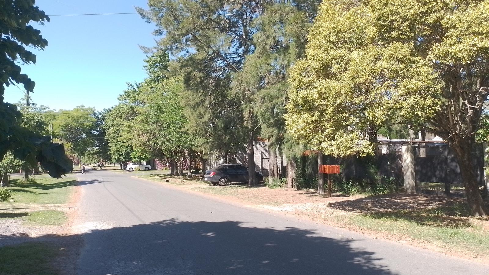 MUY BUENA CASA ENTRE CAMINOS CON PILETA, PARRILLA Y SEMICUBIERTO QUE OFICIA DE COCHERA Y /O GALERIA. CUENTA EN PLANTA BAJA CON COCINA CON BARRA DESAYUNADORA INTEGRADA AL LIVING COMEDOR Y  ESPACIO PARA