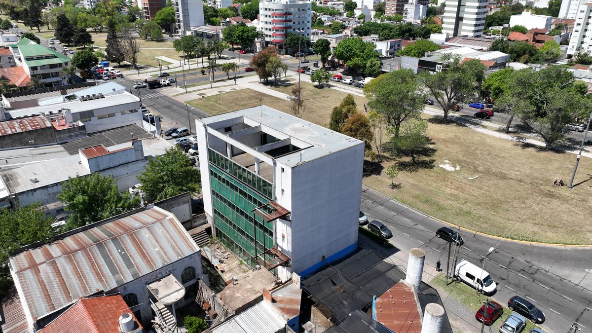 Edificio en venta, apto varios destinos, calle 532 entre 19 y 20. La Plata.-