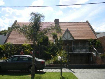 espectacular casa sobre doble lote con gran quincho y piscina en Banfield Oeste