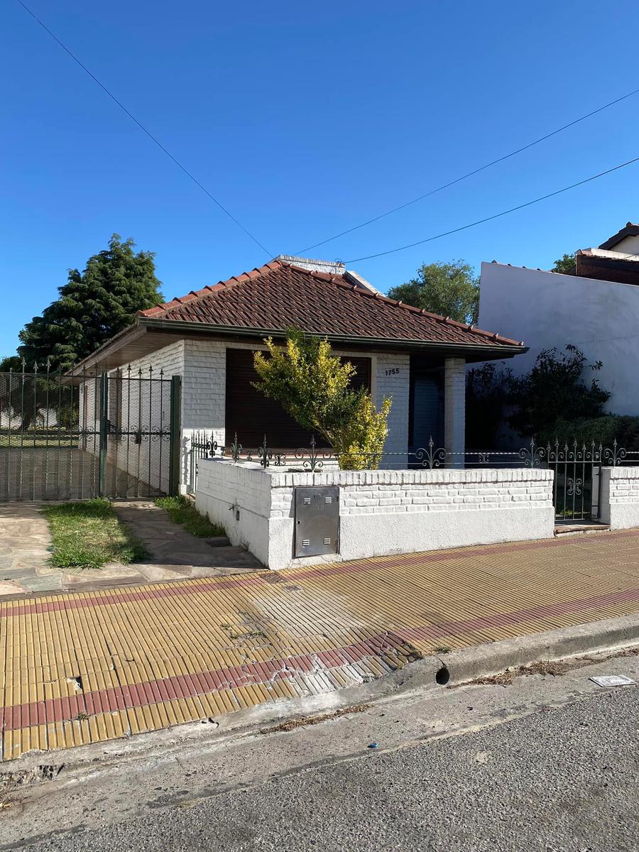 CASA EN VENTA DE TRES DORMITORIOS ZONA SEMICENTRICA