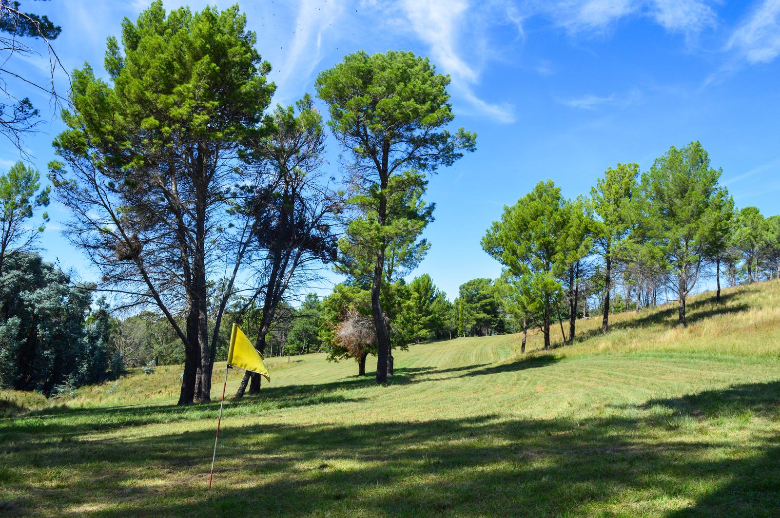 Campo en venta en Las Albahacas con Rio y cabañas