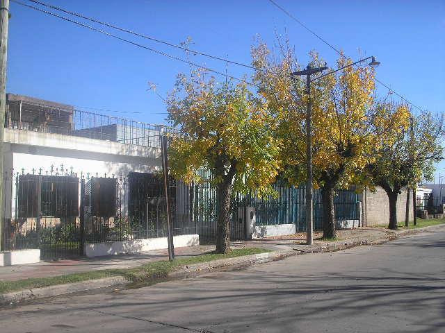 CASA VENTA, Bº San Lorenzo. 3 dormitorios, cochera, pileta, quincho. ESCRITURA