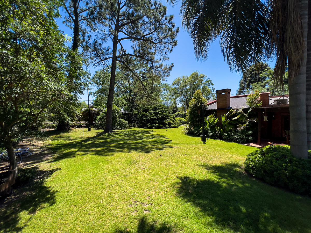 Casa de 3 dormitorios en terreno de 1600mt2 en Funes a 3 cuadras de ruta 9