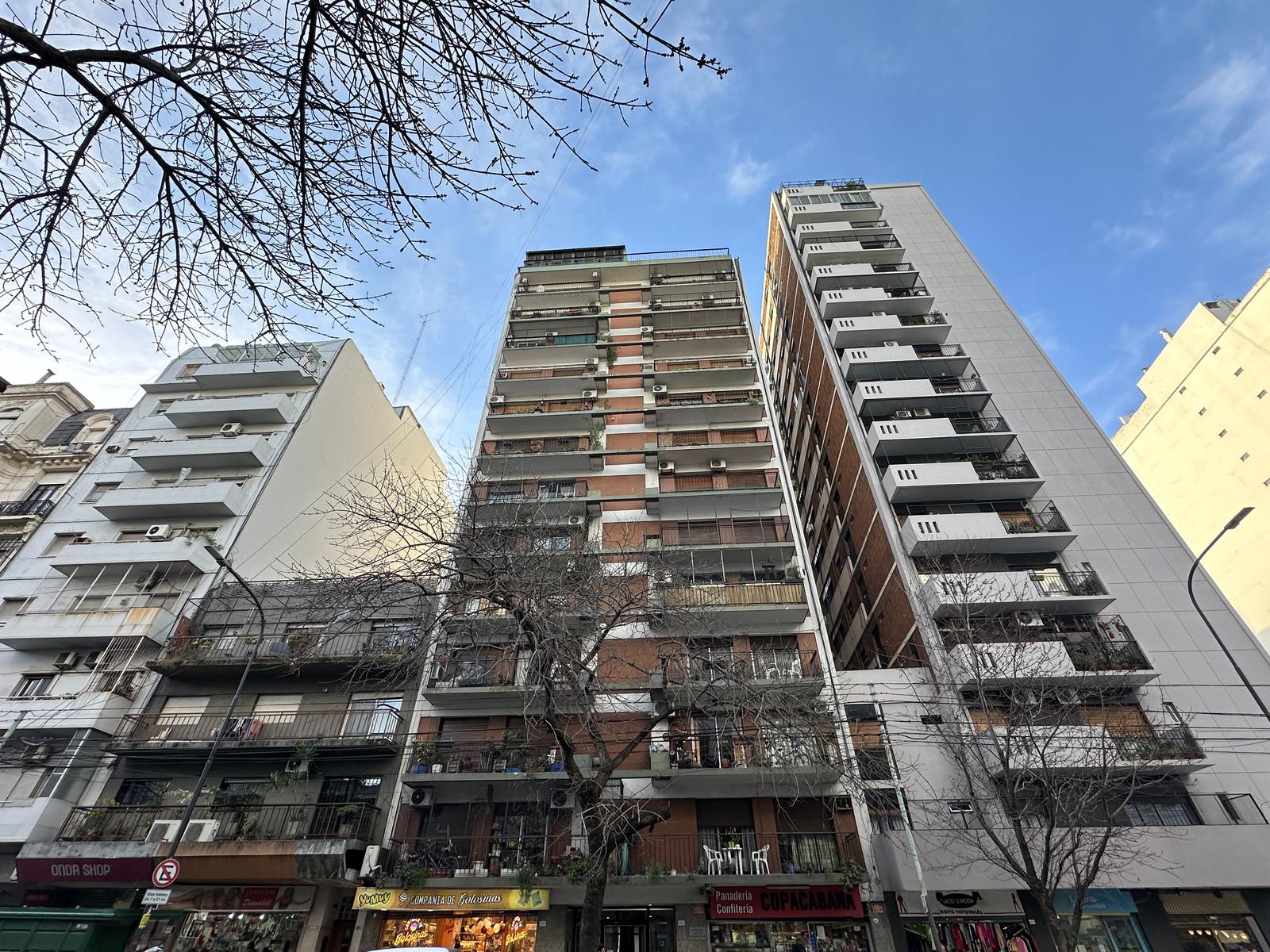 Av. Rivadavia al 4400 Departamento de 4 ambientes en Alquiler en Almagro