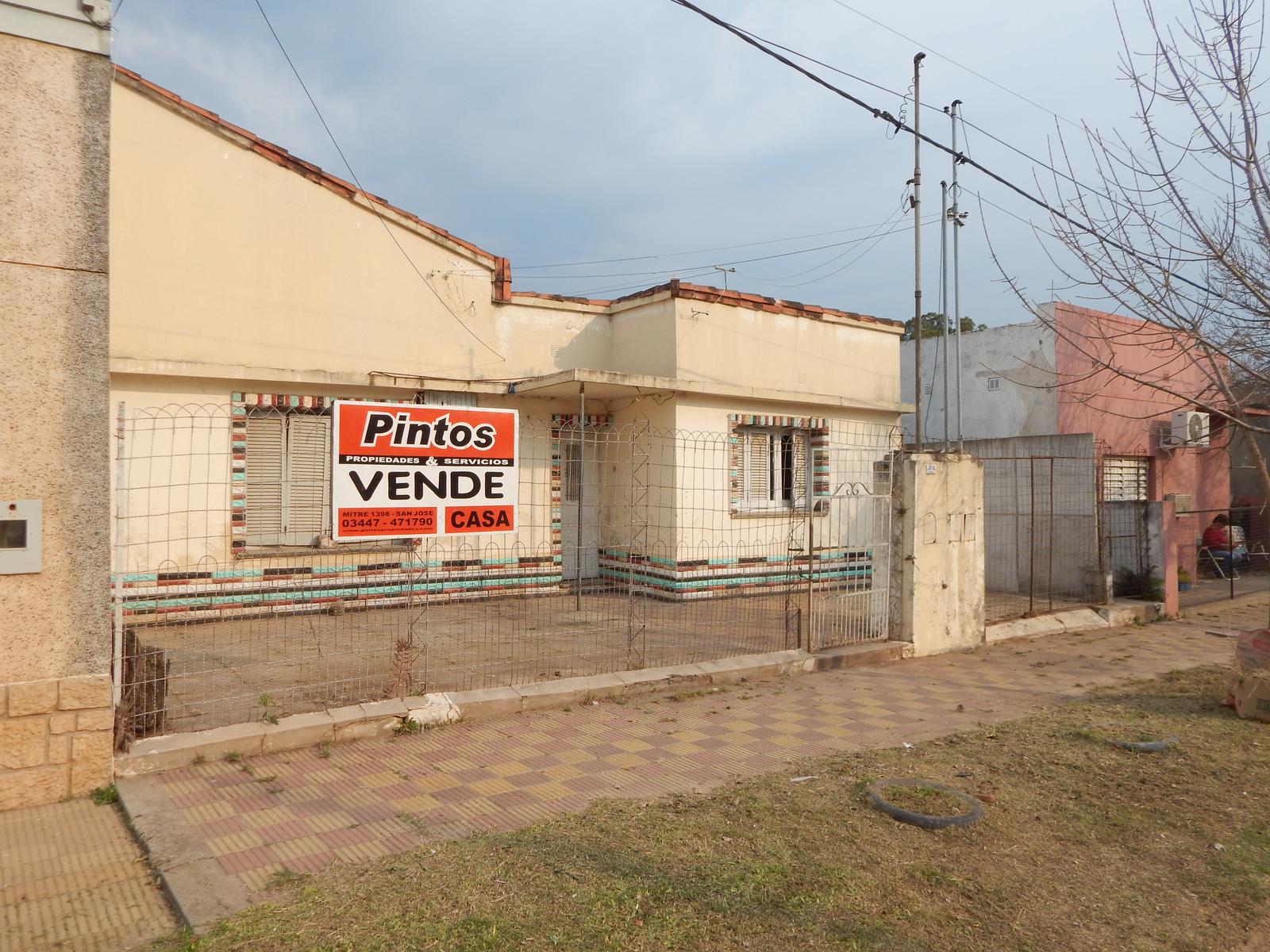 Dos casas sobre Alvear, centro de la ciudad de SAN JOSE. ENTRE RIOS.