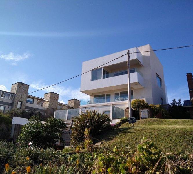 CASA EN VENTA - VISTA AL MAR - MAR DE OSTENDE