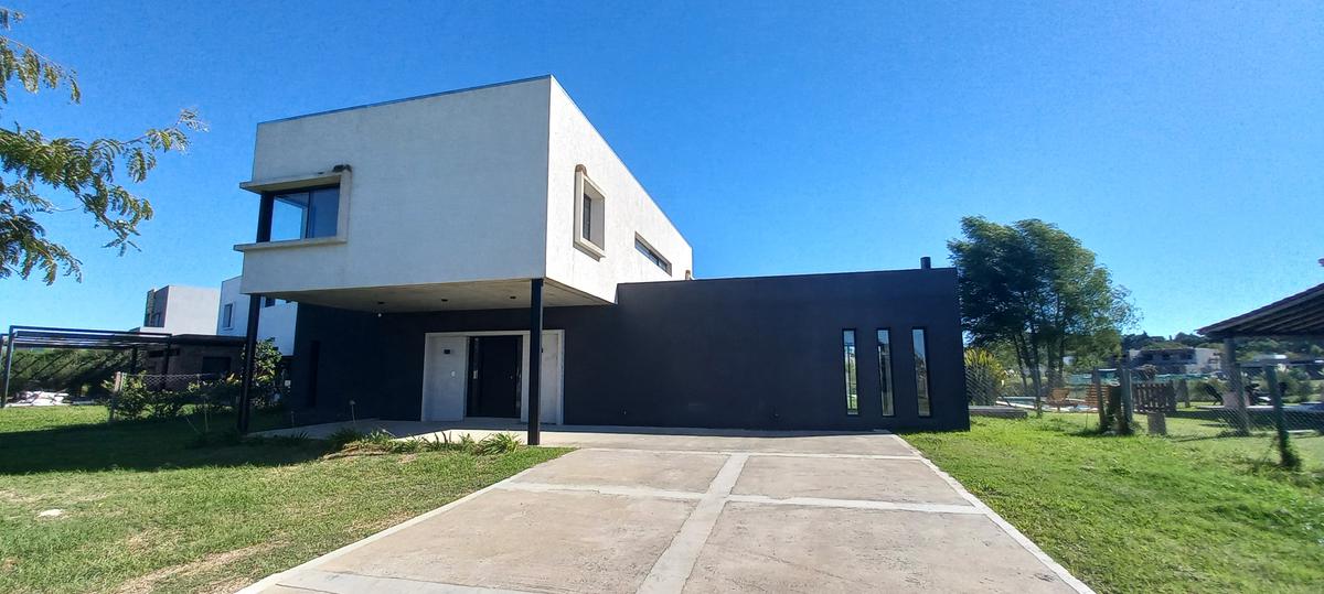 Casa 5 amb. en venta a la LAGUNA en El Canton