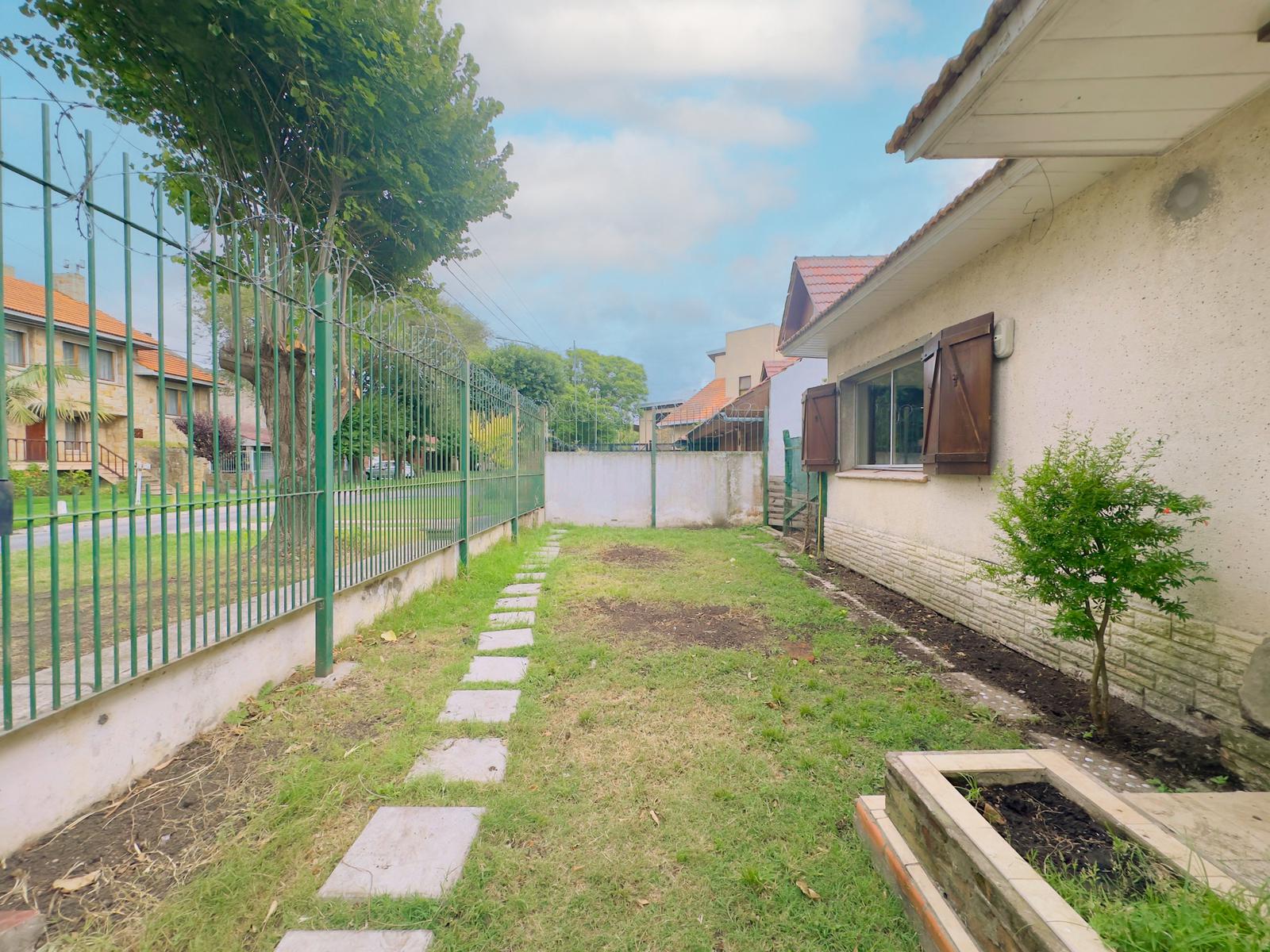 Casa tres ambientes. Jardín. Cataluña 5100. Venta.