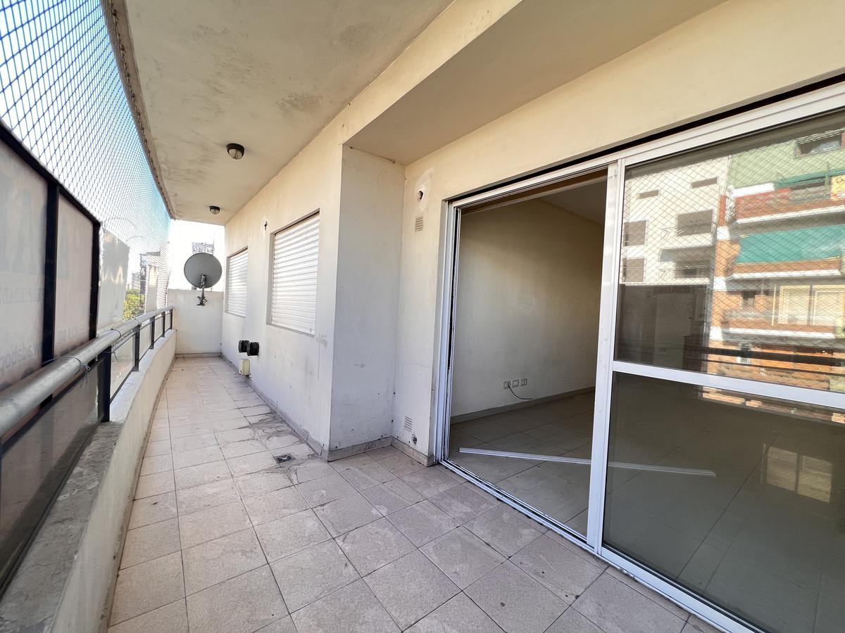 Muy Amplio y Luminoso Departamento de 2 Dormitorios. Piso Alto en floresta. Oportunidad!!!!