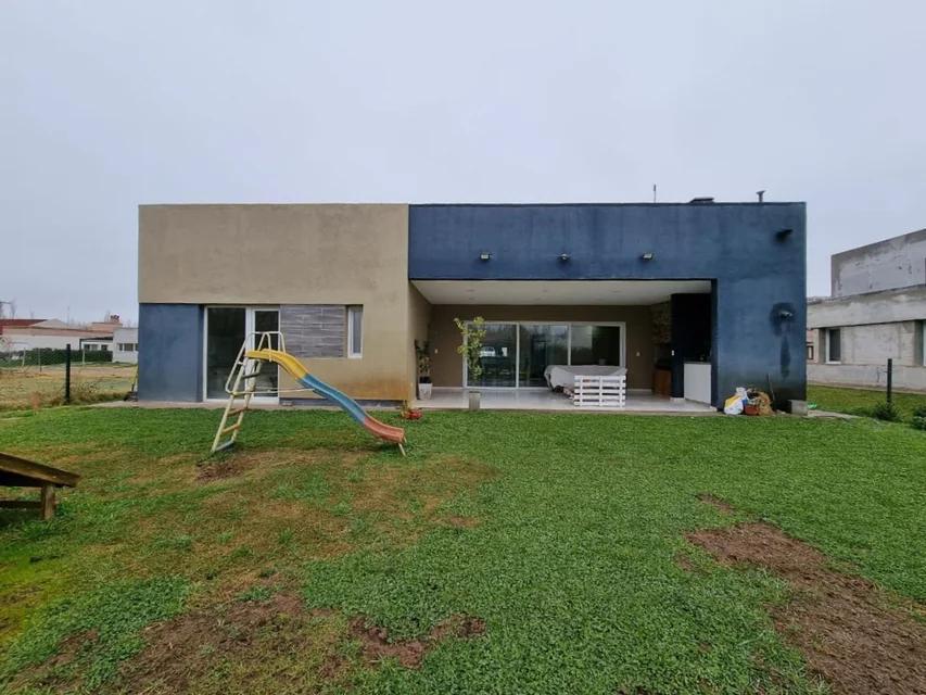 Casa  3 dorm con pileta, B. La Castellana, Neuquén