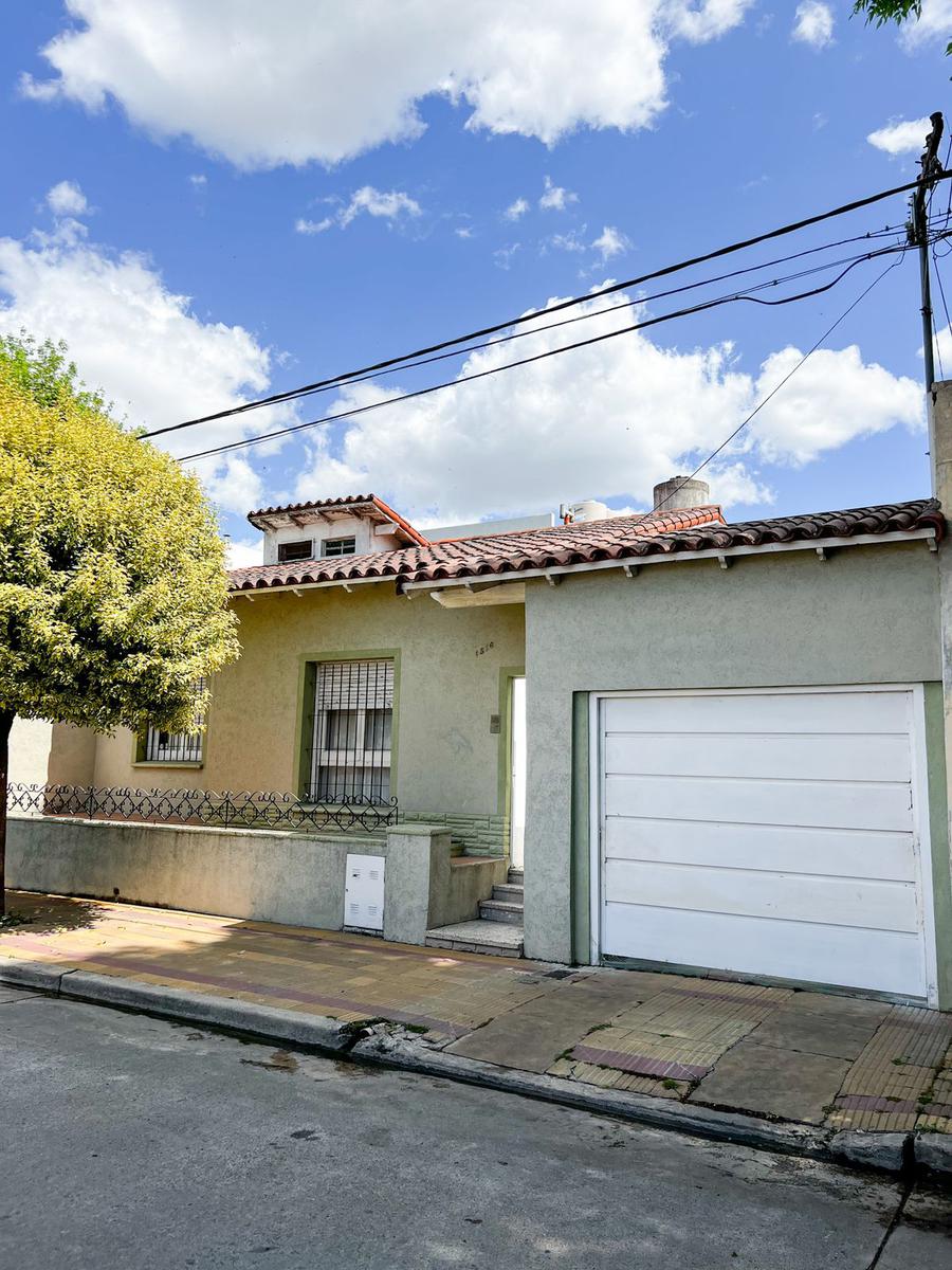 CASA EN VENTA DE TRES DORMITORIOS EN ZONA SEMICENTRICA