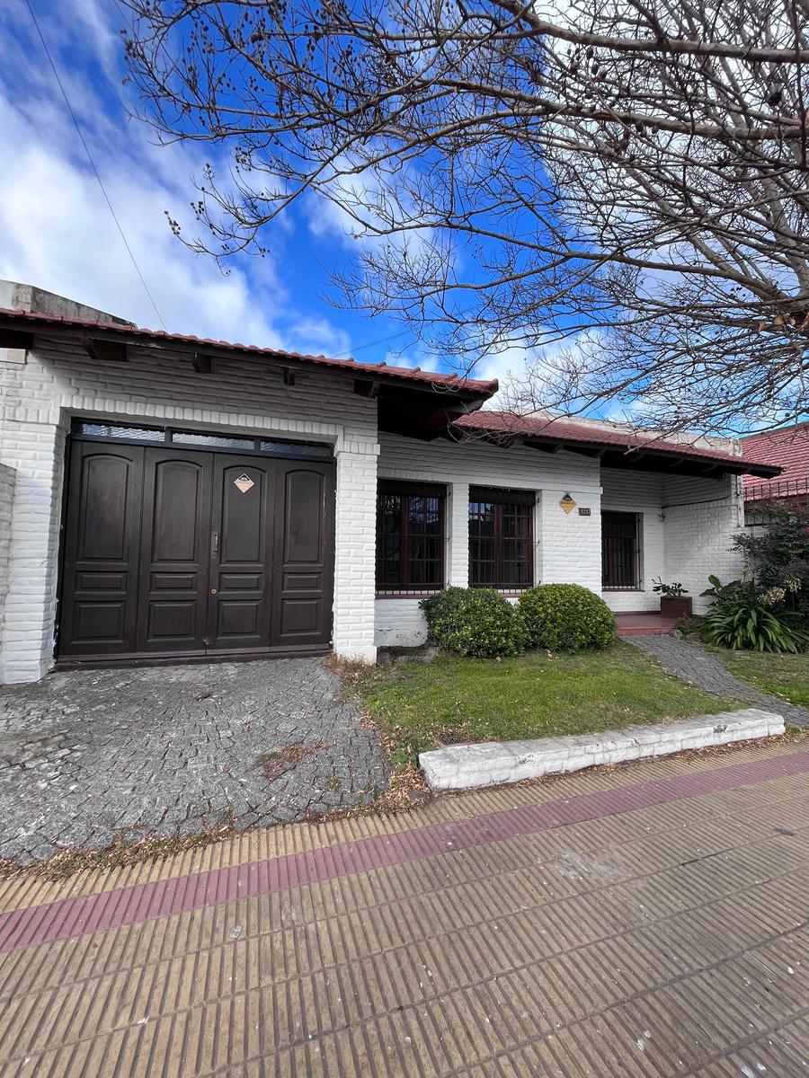 CASA EN VENTA DE TRES DORMITORIOS SEMICENTRICA