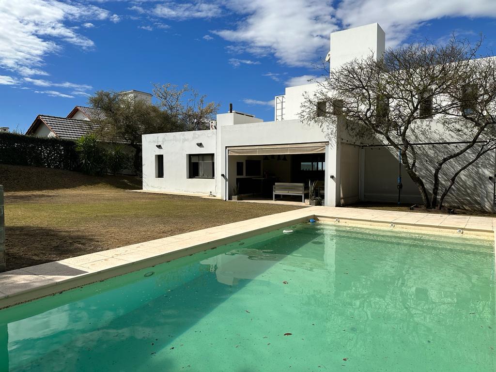 Casa en  venta de tres dormitorios, La Rufina