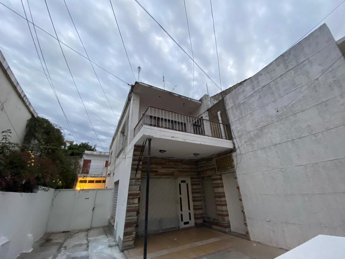 En Alquiler - Interesante Departamento 2 Ambientes en Moreno Centro (Lado Sur) - Ubicado al Fondo!