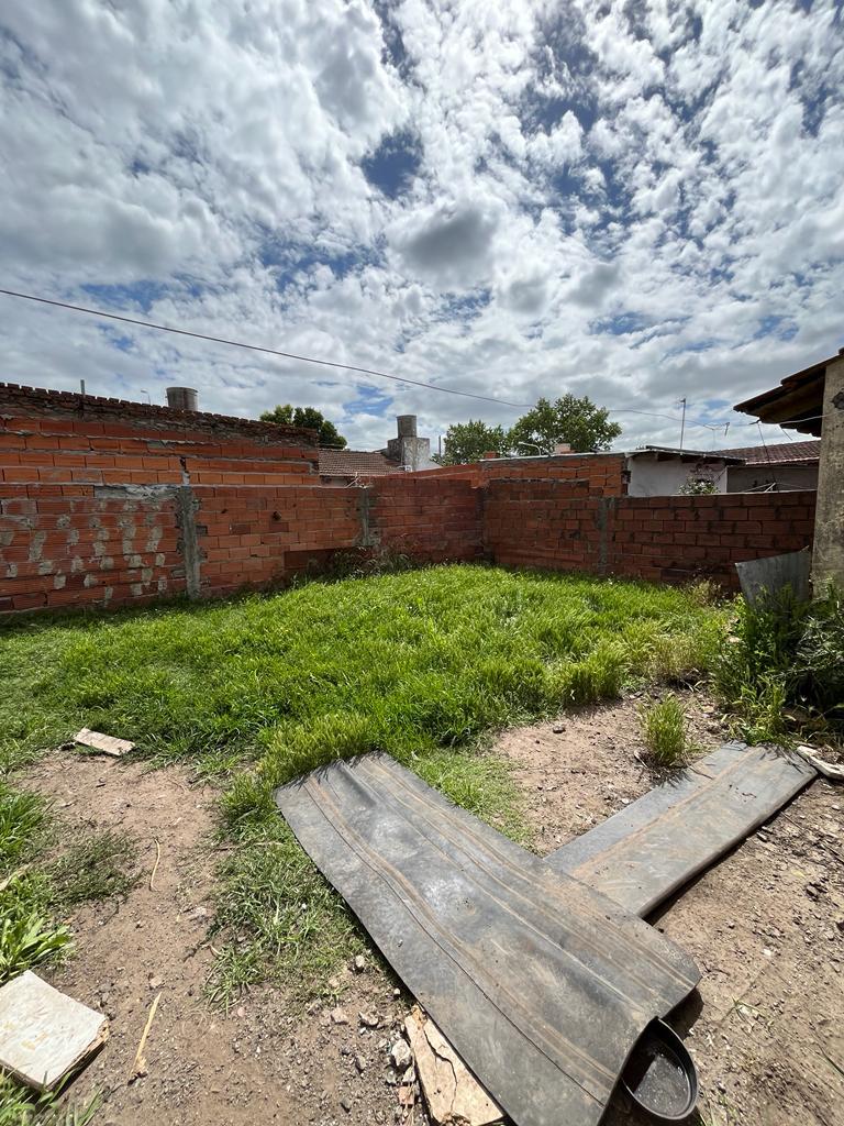 CASA EN VENTA DE DOS DORMITORIOS A RECICLAR EN BARRIO AMENT