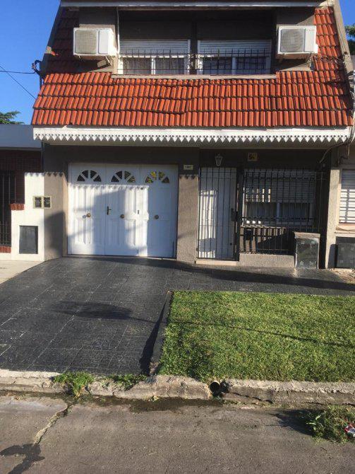 Casa con Garage en Linda Zona