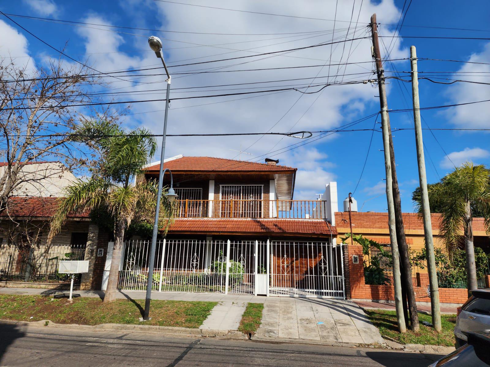 Venta de departamento cuatro ambientes en calle Italia - Victoria