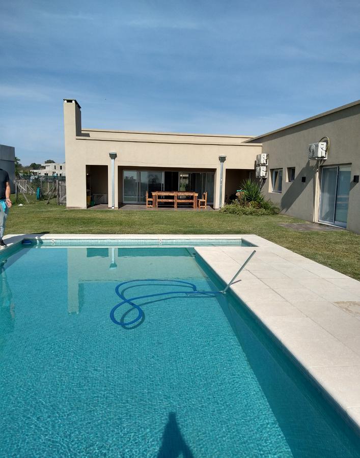 Casa en una planta a estrenar área 12 San Sebastián con piscina galería y parrilla