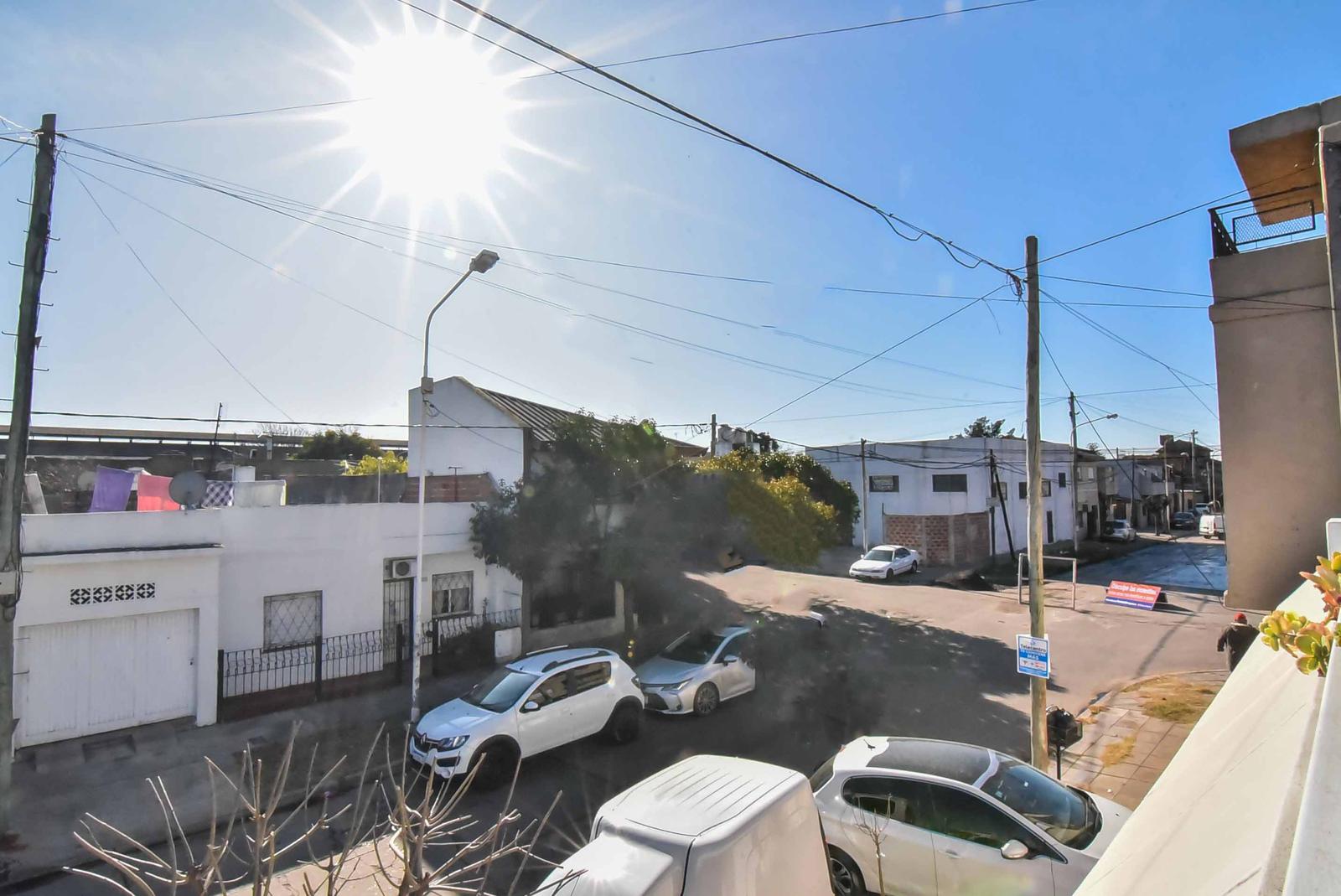 Casa de 3 amb. con cochera, patio y terraza en La Tablada