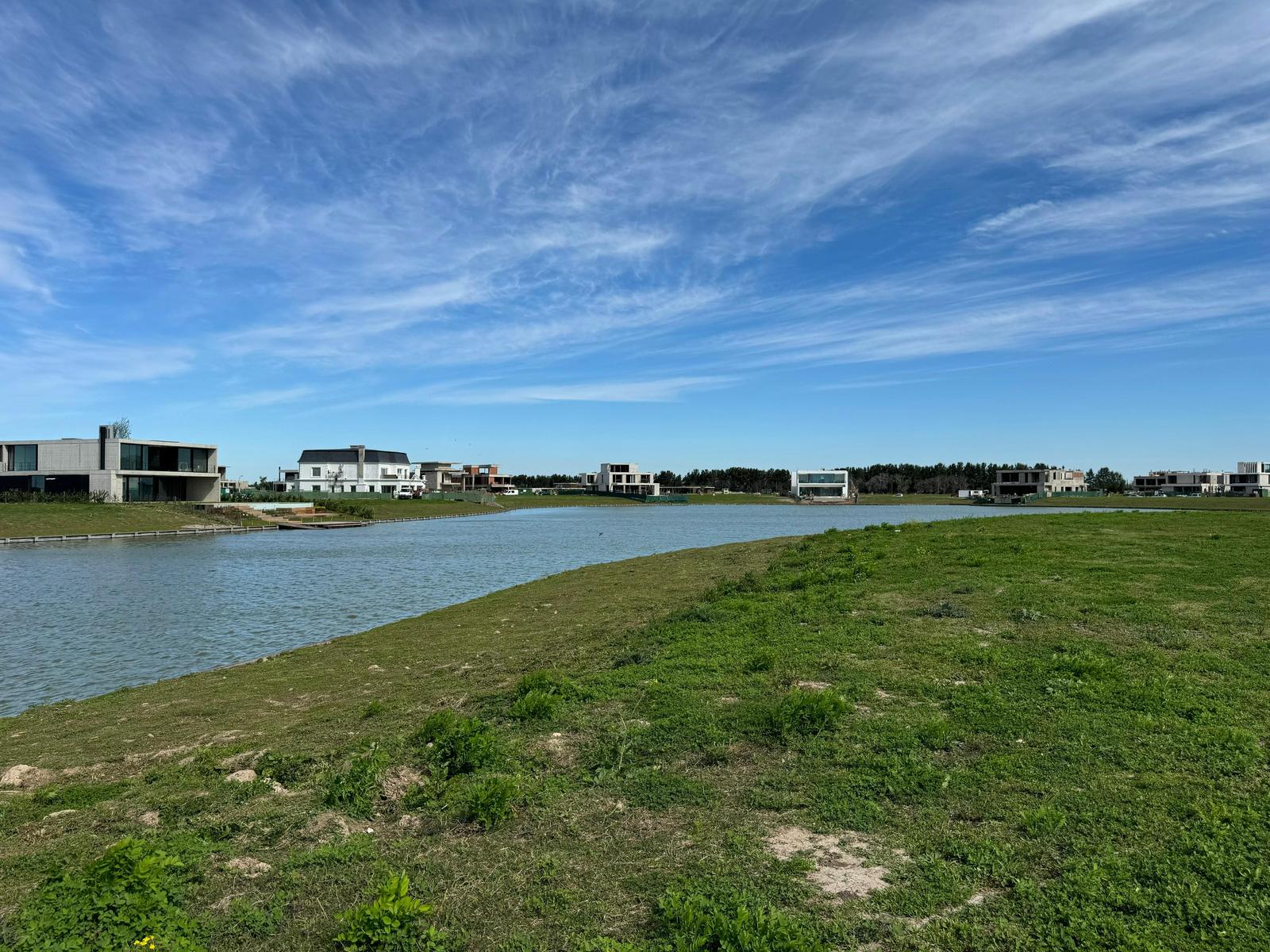 Venta Lote a La Laguna en Los Puentes Nordelta